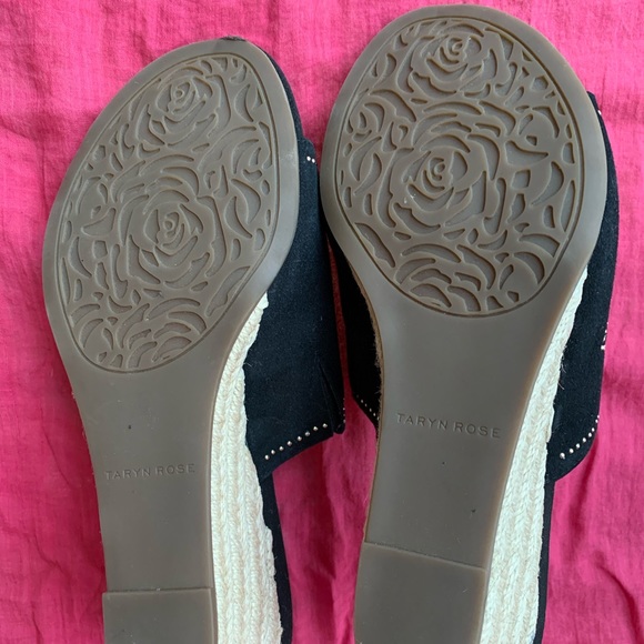 Taryn Rose Harriet Mule (Size: 7B) Black with Gold embellishment in Rose design - Picture 5 of 7